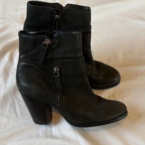 Vince Camuto Hinnegan Black Leather Ankle Boots with Side Zip Womens Size 8